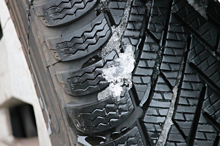 Umrüstsaison: ReifenDirekt.de gibt Tipps für die sichere Fahrt durch den Winter