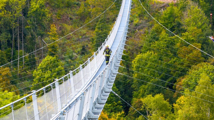 Feuerwehrstaffel aus Hessen läuft schnellste 10 Kilometer  auf Hängebrücke in Persönlicher Schutzausrüstung