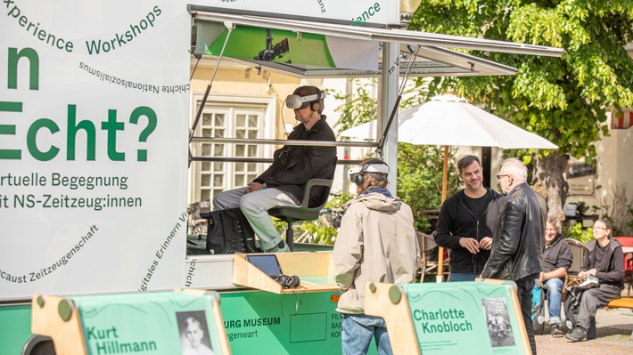 Michel Friedman warnt vor schleichender Normalisierung von Antisemitismus und Demokratieverachtung / Digitales Zeitzeug:innenprojekt In Echt? als demokratiefördernde Antwort des 21. Jahrhunderts