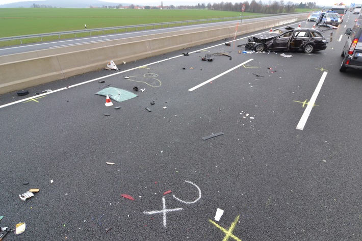 POL-HI: Reifenplatzer verursacht tödlichen Verkehrsunfall