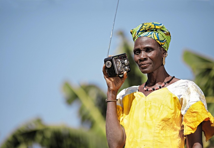 Pourquoi Maïmouna Tangara du Mali écoute-t-elle la radio?
Si vous désirez savoir pourquoi Maïmouna Tangara écoute la radio, ouvrez notre rapport annuel à la page 3. / Testo complementare con ots e su www.presseportal.ch/fr/nr/100000432?langid=4 / L' utilizzo di quest'immagine è gratuito per scopi redazionali. Pubblicazione sotto indicazione di fonte: rs27882-mli-2020-8l1a9183-by-fatoumata-tioye-coulibaly.jpg