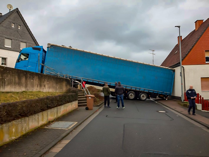 POL-LDK: Sattelauflieger blockiert Berg- und Friedhofstraße in Herborn-Seelbach