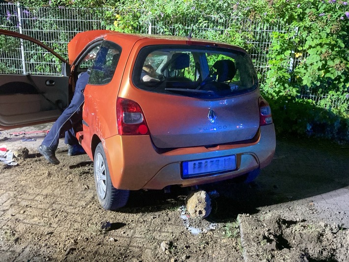 FW-DO: Fahrer nach Überschlag in Fahrzeug eingeschlossen - Feuerwehr befreit Verletzten
