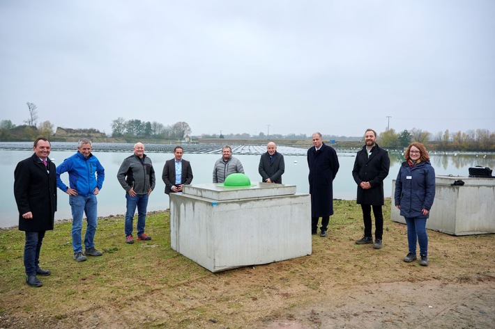 Presseinformation: Gäste aus Politik und Energiewirtschaft nehmen Sonnenkraftwerk auf rheinland-pfälzischem Baggersee in Betrieb