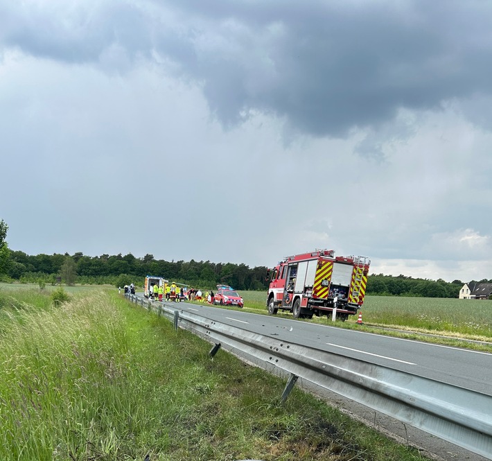 FW Olfen: Schwerer Verkehrsunfall mit zwei Motorrädern fordert ein Todesopfer -Motorrad geht in Flammen auf