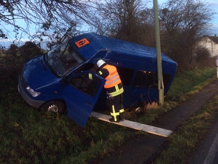 FW-Stolberg: Verkehrsunfall mit Kleinbus und Ausgelöste Brandmeldeanlage in kurzer Folge