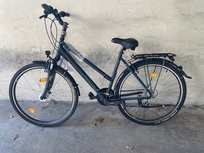 POL-OF: Personengruppe soll Reizstoff versprüht haben: Zeugen gesucht!; Wem gehört das sichergestellte Fahrrad?; Sattelzug mit weißem Anhänger und rotem Schriftzug gesucht und mehr