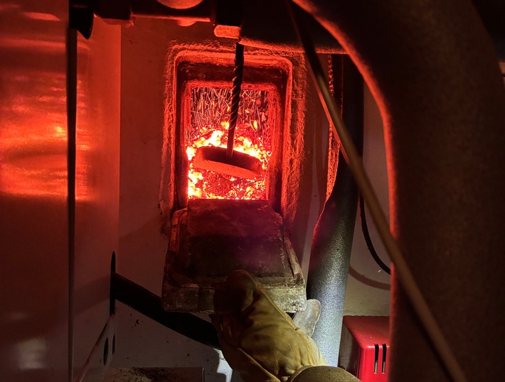 FW-OLL: Schornsteinbrand kann schnell eingedämmt werden - Flammen schlagen aus Kamin