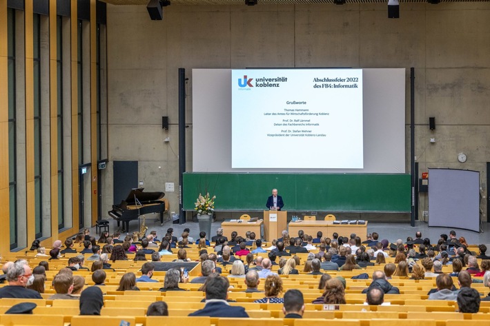 Über 420 Absolventinnen und Absolventen vom Fachbereich Informatik der Universität in Koblenz verabschiedet
