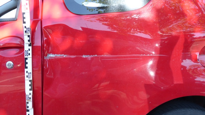 POL-GM: 110920-750: Zwei geparkte Autos beschädigt - Verursacher flüchtig
