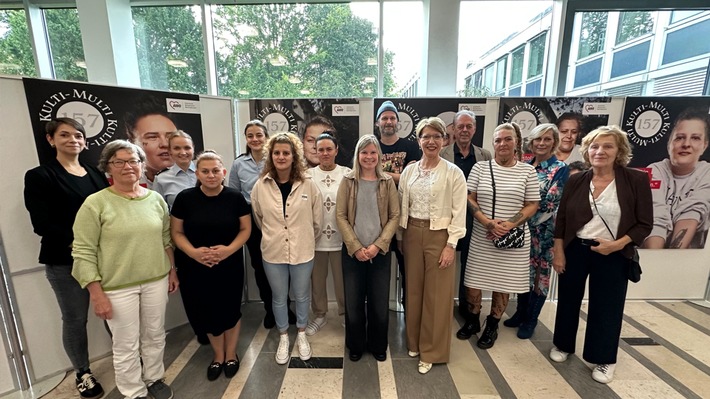 POL-MS: Fotoausstellung "Starke Frauen - Kulti Multi" begeistert - noch bis 28. September im Polizeipräsidium Münster zu sehen