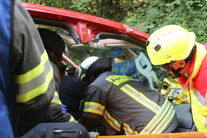 FW-EN: Verkehrsunfall mit drei Verletzen - Technische Hilfeleistungs-Übung am Schmandbruch