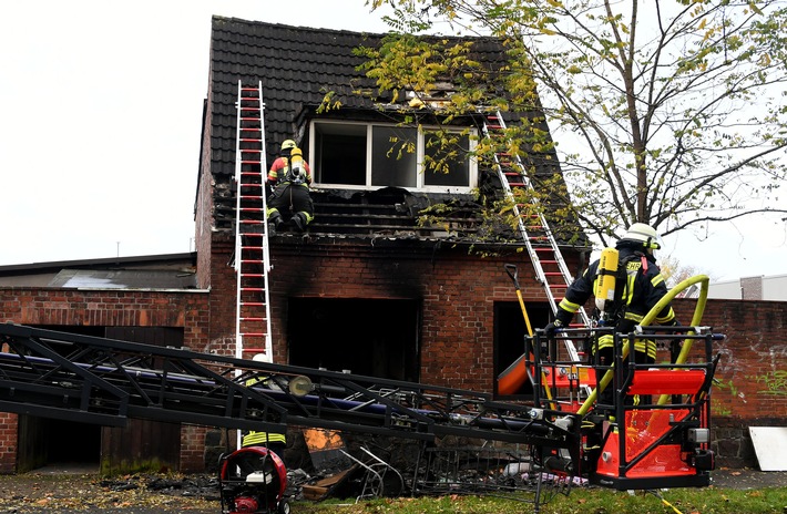 FW-RD: Wohnhaus in Rendsburg ausgebrannt - Bewohner über Leitern gerettet