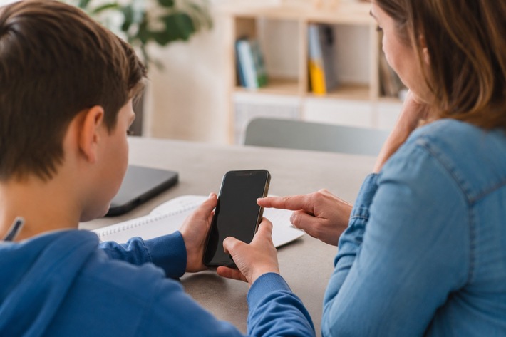 LKA-RP: Das erste Smartphone fürs Kind: Zwischen KI, Algorithmen und digitaler Sicherheit
