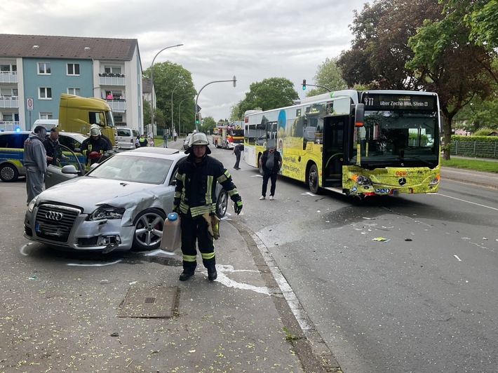 FW-DO: Verkehrsunfall zwischen Pkw und Linienbus in Eving - eine verletzte Person