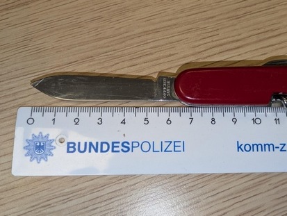 BPOL-FL: PI - Gemeinsame Kontrolle im Bahnhof- Haftbefehle vollstreckt; Messer sichergestellt