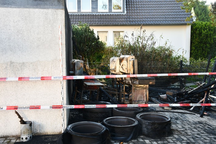 POL-ME: Feuer hinter Garagen ausgebrochen - Velbert - 2106010