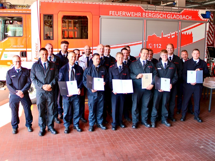 FW-GL: Feierliche Zeugnisübergabe und Ernennungen bei der Feuerwehr Bergisch Gladbach