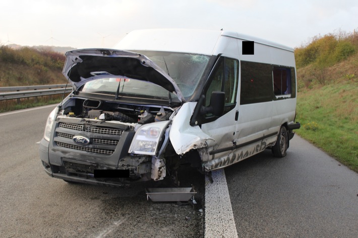 POL-PDKL: A63/Steinbach, Kleintransporter kracht in die Schutzplanken - ein Leichtverletzter