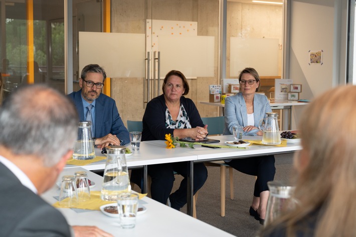 MINT steht in Rheinland-Pfalz und Baden-Württemberg ganz oben auf der Agenda: Ministerinnen besuchen Wissensfabrik-Schule und tauschen sich zu Ideen für bessere MINT-Bildung aus