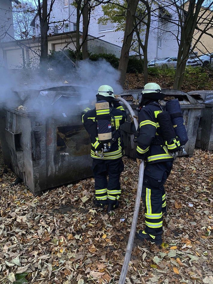 FW-EN: Halloweenbilanz - Brennende Mülltonne und brennender Altpapiercontainer