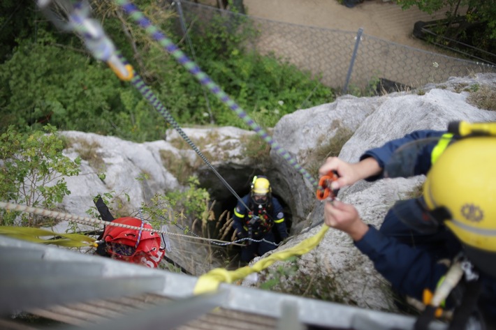 FW-SE: Aufwendige Tierrettung am Segeberger Kalkberg