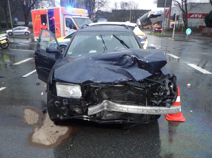 POL-HA: Hoher Sachschaden mit sechs Verletzten bei Verkehrsunfall - Unfallverursacher legt der Polizei einen gefälschten Führerschein vor