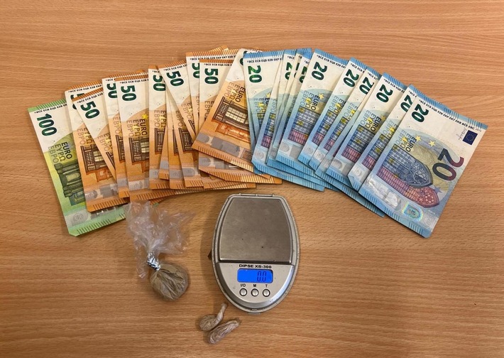 POL-HA: Ziviler Einsatztrupp der Hagener Polizei beobachtet Drogenhandel - Rauschgift und Bargeld beschlagnahmt