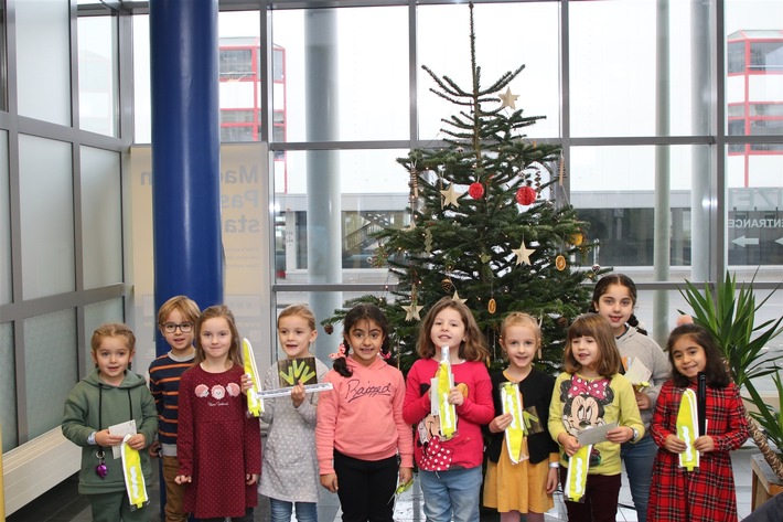 POL-SI: Kindergartenkinder schmückten Weihnachtsbaum der Polizei #polsiwi