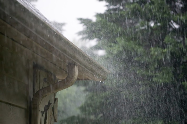 Schutz vor Wasserschaden: Regenrinnen richtig reinigen