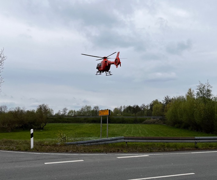 FW Borgentreich: Verkehrsunfall K21 / K16 (Spielberg) in Lütgeneder. Eine Person wurde mit einem Rettungshubschrauber in eine Klinik geflogen.