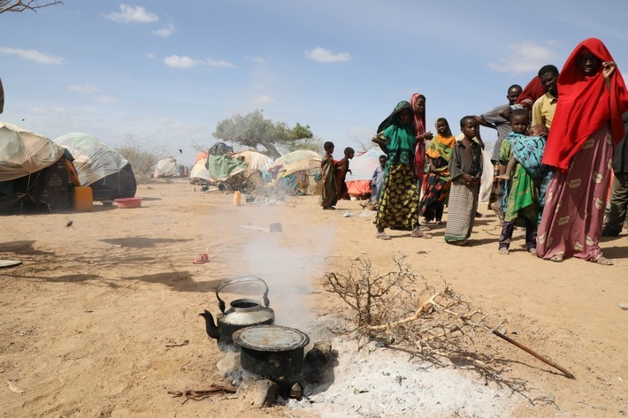 Menschen suchen Zuflucht und Wasser in einem Lager in der Region Gedo, Somalia / Weiterer Text über ots und www.presseportal.de/nr/50131 / Die Verwendung dieses Bildes ist für redaktionelle Zwecke unter Beachtung ggf. genannter Nutzungsbedingungen honorarfrei. Veröffentlichung bitte mit Bildrechte-Hinweis.
