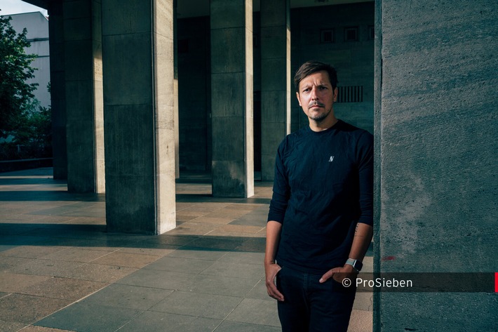 Gespaltenes Deutschland? Investigativ-Reporter Thilo Mischke recherchiert für die Reportage "ProSieben Thema: Deutschland radikal - Wie Hass unsere Gesellschaft spaltet"