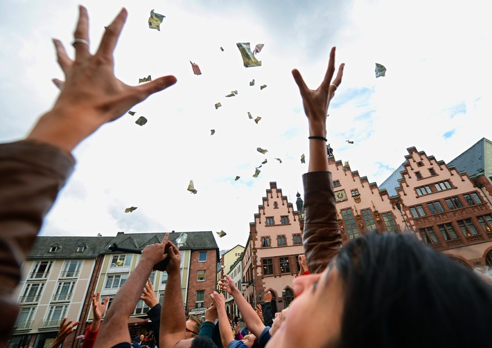 Echte Banknoten vom Himmel / Ein Konto für die ganze Welt / Für diese politische Neuerung regnet es Geld in Zürich