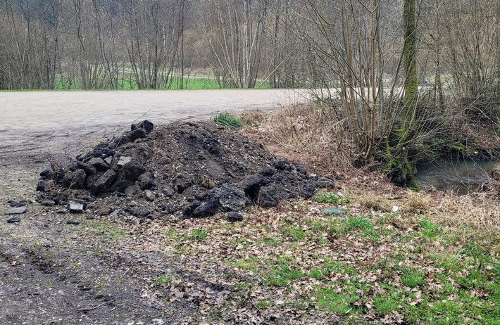 POL-UL: (GP) Uhingen - Teer-/Bitumengemisch illegal entsorgt / Bei Ermittlungen wegen einer Umweltstraftat bei Uhingen hofft die Polizei jetzt auf Zeugenhinweise.