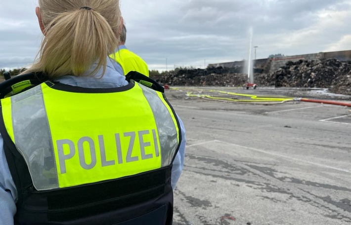 POL-EU: Großbrand in Papierfabrik: Kriminalpolizei hat Ermittlungen abgeschlossen - Löscharbeiten dauern an