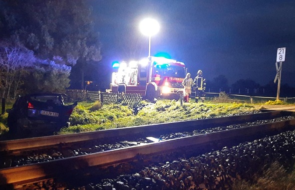 BPOL-FL: Rosendahl - Zug kollidiert mit PW auf Bahnübergang - Fahrer schwerverletzt
