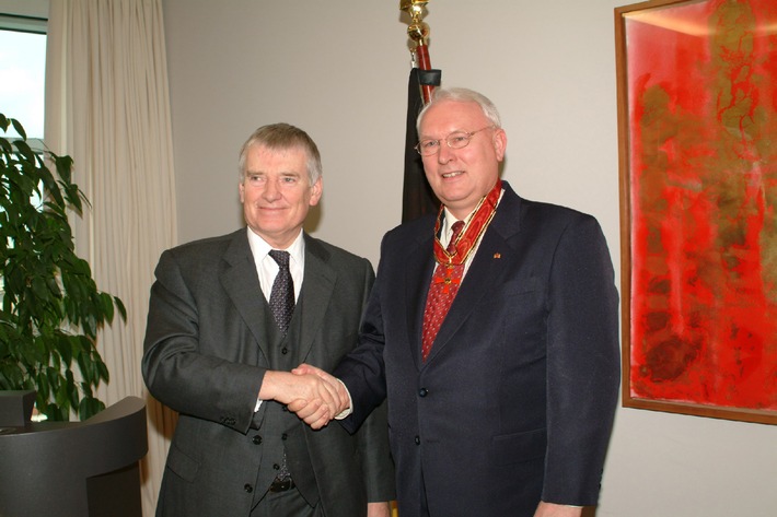 DLRG Präsident Klaus Wilkens mit Großem Verdienstkreuz ausgezeichnet