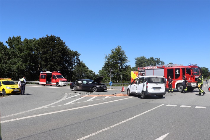 POL-HX: Verkehrsunfall auf der B64