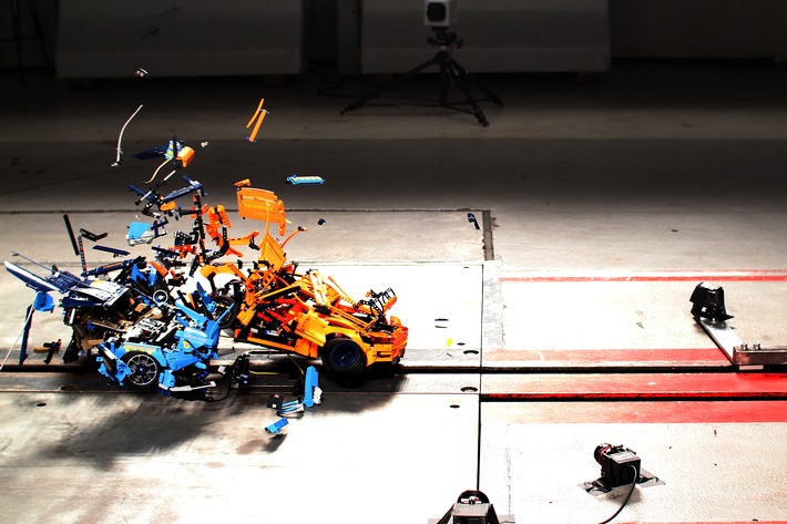 Crash Boom Bang mit Lego-Steinchen / Porsche gegen Bugatti - digital versus real in der ADAC Crashanlage