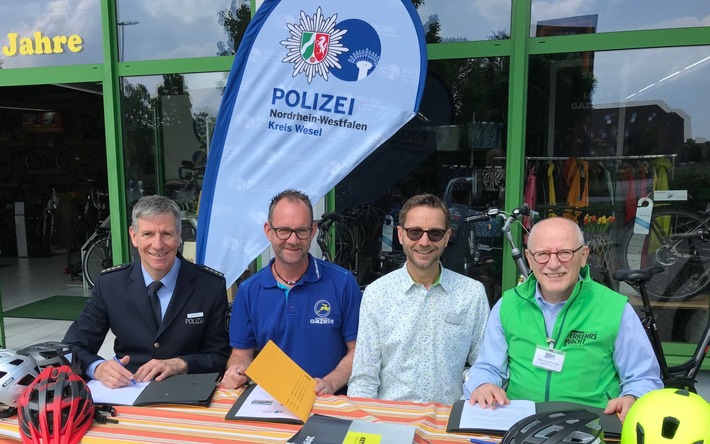 POL-WES: Voerde - Gib mir 5! Polizei unterschreibt fünften Kooperationsvertrag für das Pedelec-Projekt.