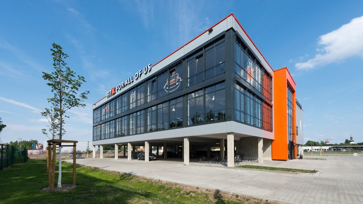 Fitnessstudiokette FitX ist weiterhin auf starkem Expansionskurs: 
Bis Ende 2017 plant das Fitnessunternehmen mit rund 60 FitX-Standorten deutschlandweit