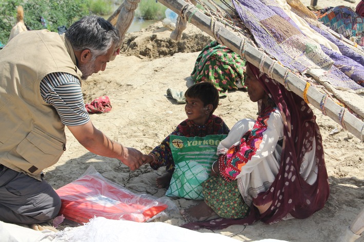 Hilfsgüter wie Planen oder Moskitonetze werden verteilt © LandsAid.JPG