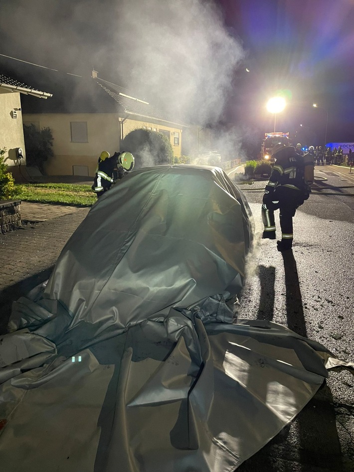 FW LK Neunkirchen: Fahrzeugbrand in Stennweiler - E-Auto brennt komplett aus