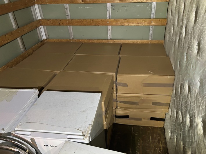 ZOLL-H: 250.000 Zigaretten unter Haushaltsgeräten / ZOLL stellt große Menge Schmuggelzigaretten auf der A2 bei Gütersloh sicher