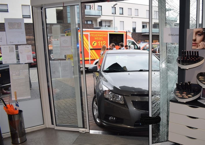 POL-WES: Hamminkeln - Auto landet in Apotheke