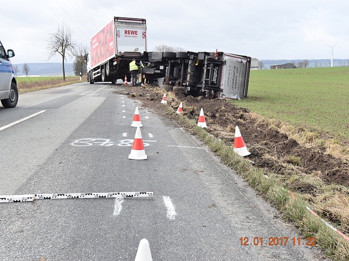 POL-NOM: Lkw-Gespann blockiert nach Unfall Kreisstraße