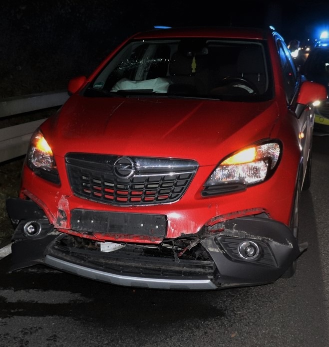 POL-HX: Autofahrer verletzt sich beim Auffahrunfall
