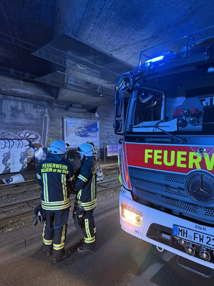 FW-MH: PKW nach Überschlag in Gleisbett gelandet