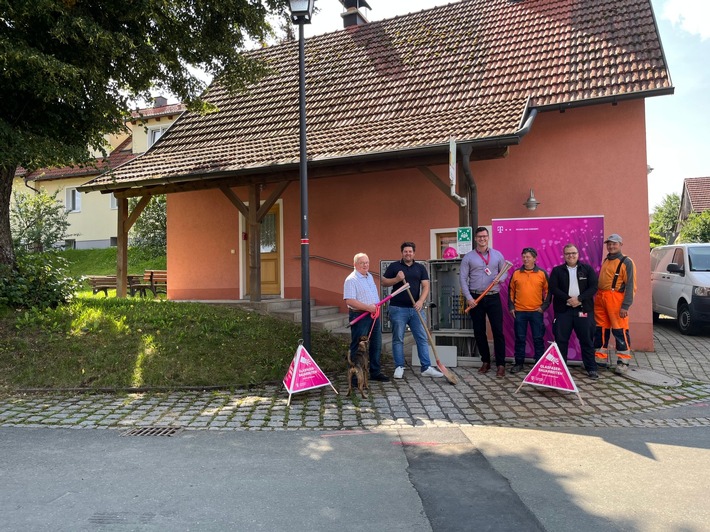 Spatenstich: Telekom startet Glasfaserausbau in Ahorntal